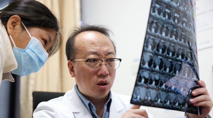 Cina: Jilin, medici eseguono interventi chirurgici con tecnologie avanzate (3)