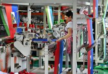 Cina: Qingdao, imprese fabbricano bandiere in vista dei Mondiali di calcio (2)