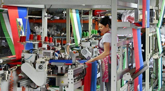 Cina: Qingdao, imprese fabbricano bandiere in vista dei Mondiali di calcio (2)