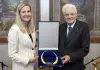 La presidente del Cio Coventry consegna a Mattarella il Collare Olimpico e la “Coppa Olimpica” 2026 / Video