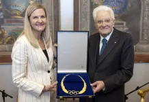 La presidente del Cio Coventry consegna a Mattarella il Collare Olimpico e la “Coppa Olimpica” 2026 / Video