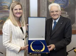 La presidente del Cio Coventry consegna a Mattarella il Collare Olimpico e la “Coppa Olimpica” 2026 / Video