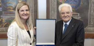 La presidente del Cio Coventry consegna a Mattarella il Collare Olimpico e la “Coppa Olimpica” 2026 / Video