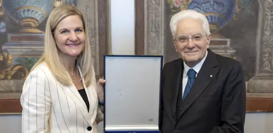 La presidente del Cio Coventry consegna a Mattarella il Collare Olimpico e la “Coppa Olimpica” 2026 / Video