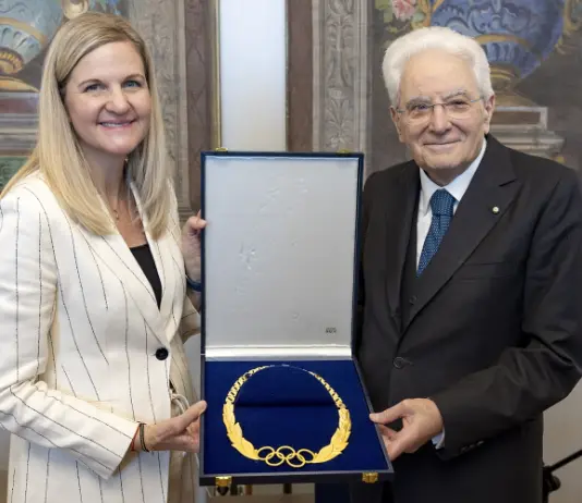 La presidente del Cio Coventry consegna a Mattarella il Collare Olimpico e la “Coppa Olimpica” 2026