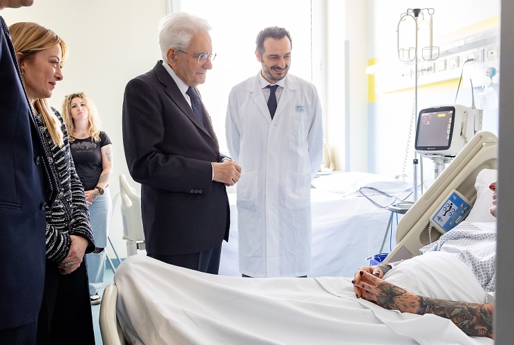 A Modena restano gravi quattro feriti, Mattarella e Meloni in visita. Piantedosi “Disagio psichiatrico personale, no elementi su terrorismo” / Foto e Video