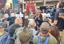 34 anni fa la strage di Capaci, all’albero Falcone il minuto di silenzio in ricordo delle vittime / Video