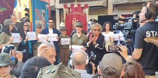 34 anni fa la strage di Capaci, all’albero Falcone il minuto di silenzio in ricordo delle vittime / Video