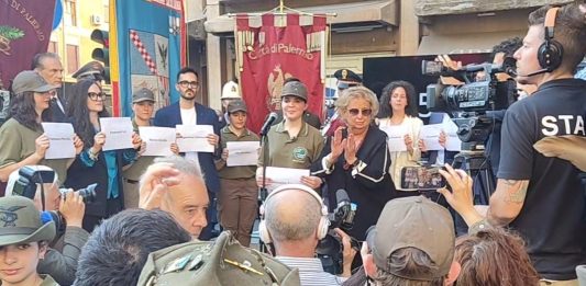 34 anni fa la strage di Capaci, all’albero Falcone il minuto di silenzio in ricordo delle vittime / Video