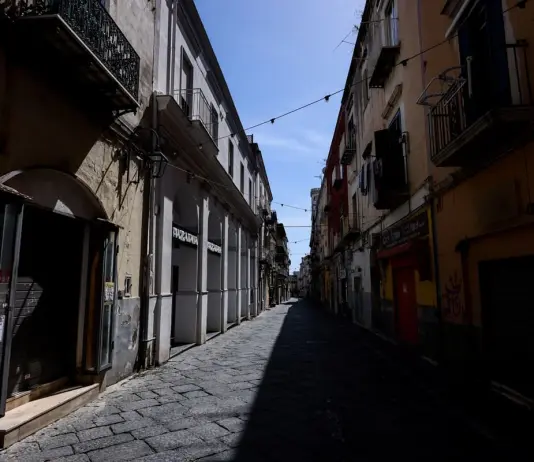 Terremoto all’alba ai Campi Flegrei, forte scossa di magnitudo 4.4 avvertita anche a Napoli. Scuole chiuse in diversi comuni