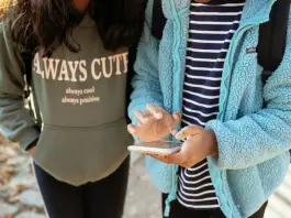 Censis, il 46,4% dei genitori autorizza l’uso dello smartphone al figlio entro i 10 anni