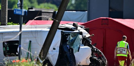 Scontro tra un treno e uno scuolabus a un passaggio a livello in Belgio, 4 morti tra cui 2 adolescenti