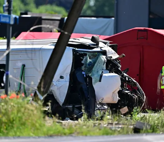 Scontro tra un treno e uno scuolabus a un passaggio a livello in Belgio, “ci sono diversi morti”