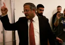 Ben Gvir pubblica un video in cui deride gli attivisti della Flotilla ammanettati. Meloni e Tajani: “Immagini inaccettabili, l’Italia pretende le scuse”