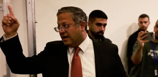 Ben Gvir pubblica un video in cui deride gli attivisti della Flotilla ammanettati. Meloni e Tajani: “Immagini inaccettabili, l’Italia pretende le scuse”