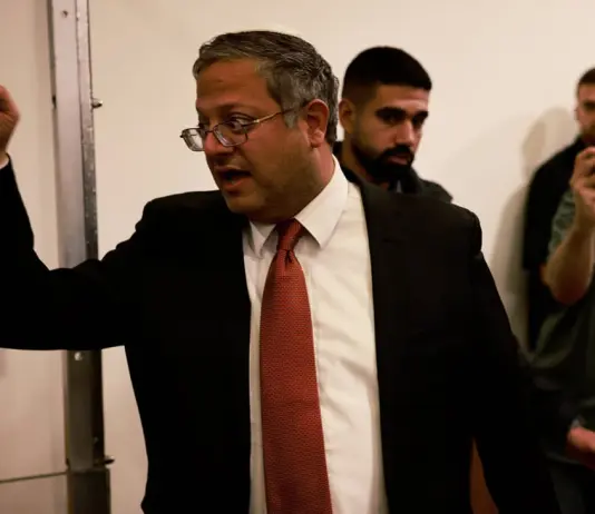Ben Gvir pubblica un video in cui deride gli attivisti della Flotilla ammanettati. Meloni e Tajani: “Immagini inaccettabili, l’Italia pretende le scuse”