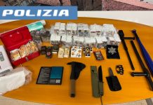 In casa con 21 kg di hashish e armi illegali, 30enne arrestato a Bologna