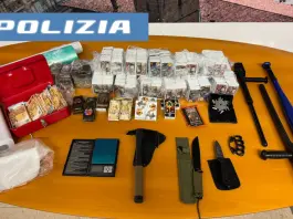 In casa con 21 kg di hashish e armi illegali, 30enne arrestato a Bologna