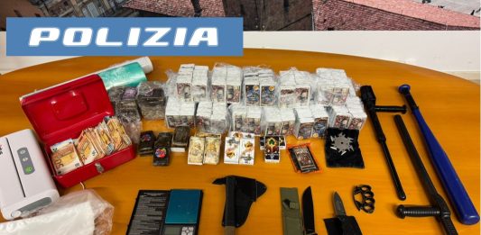 In casa con 21 kg di hashish e armi illegali, 30enne arrestato a Bologna