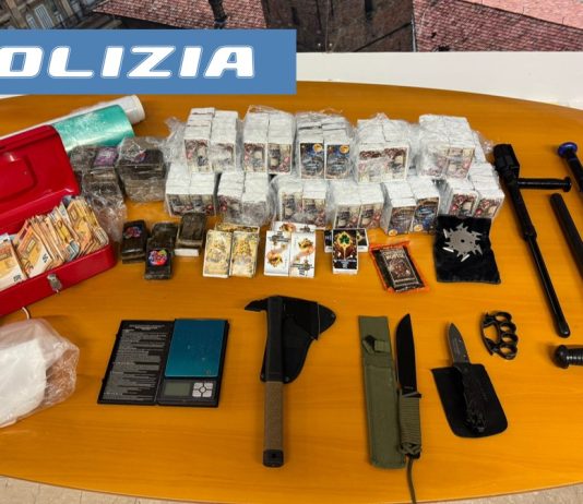 In casa con 21 kg di hashish e armi illegali, 30enne arrestato a Bologna
