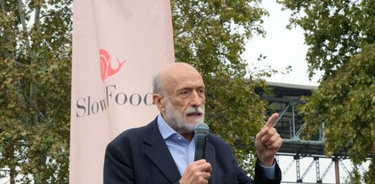 Morto Carlo Petrini, il fondatore di Slow Food aveva 76 anni