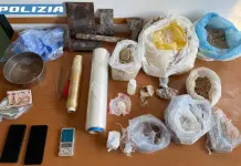 4 chili di eroina nascosti nel bagno condominiale, 52enne arrestato a Milano