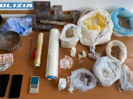 4 chili di eroina nascosti nel bagno condominiale, 52enne arrestato a Milano