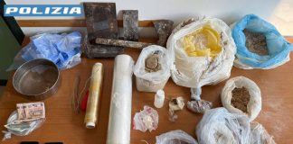 4 chili di eroina nascosti nel bagno condominiale, 52enne arrestato a Milano