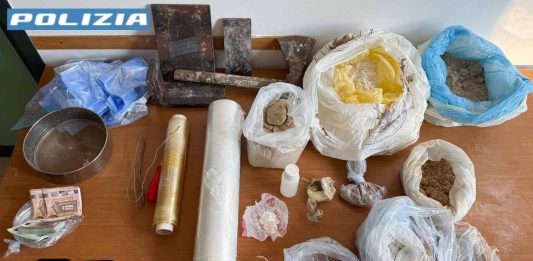 4 chili di eroina nascosti nel bagno condominiale, 52enne arrestato a Milano
