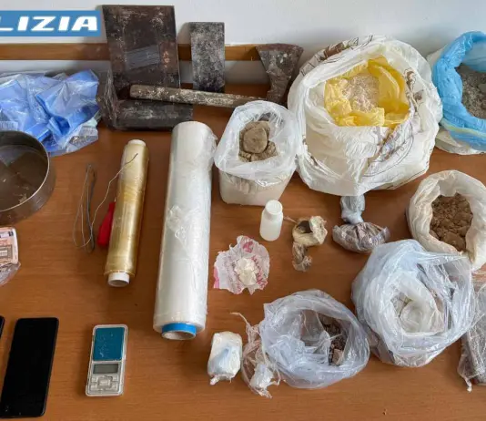 4 chili di eroina nascosti nel bagno condominiale, 52enne arrestato a Milano
