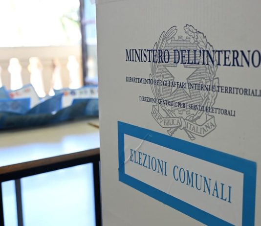 Elezioni comunali, exit poll: centrodestra avanti a Venezia, Arezzo e Reggio Calabria. De Luca in netto vantaggio a Salerno. Affluenza in calo al 60%