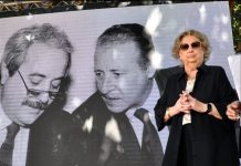 34 anni dalla strage di Capaci, alle 17.58 il minuto di silenzio all’albero Falcone. La sorella Maria: “L’amore diffuso mi ha aiutato” / Video