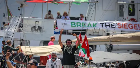 Flotilla, tutti gli attivisti trasferiti a Eilat per l’imbarco su voli charter. Carotenuto e Mantovano rientrati a Roma “Abbiamo subito violenze fisice”