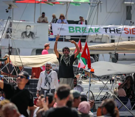 Flotilla, tutti gli attivisti trasferiti a Eilat per l’imbarco su voli charter. Carotenuto e Mantovano rientrati a Roma “Abbiamo subito violenze fisiche”