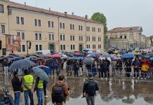 Folla commossa a Padova per l’ultimo saluto ad Alex Zanardi, sull’altare la sua handbike