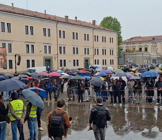 Folla commossa a Padova per l’ultimo saluto ad Alex Zanardi, sull’altare la sua handbike