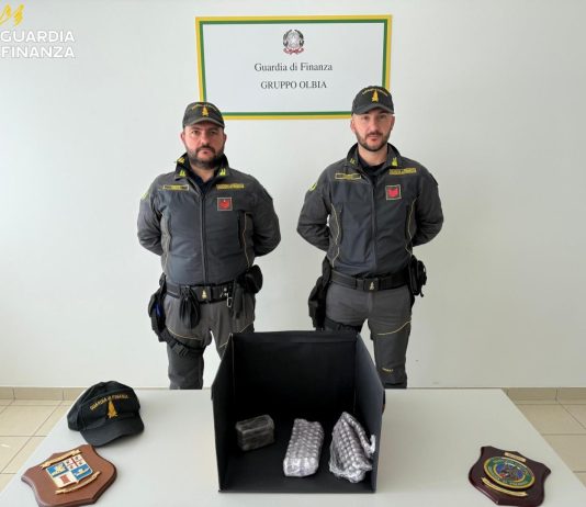 Sorpreso al porto di Olbia con 1,5 kg di hashish, arrestato corriere proveniente da Genova