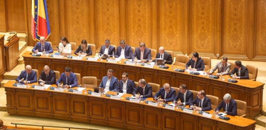 Cade il governo Bolojan in Romania, il Parlamento approva la mozione di sfiducia