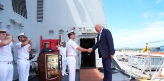 Crosetto incontra equipaggio Nave “Giovanni delle Bande Nere” della Marina Militare a Singapore