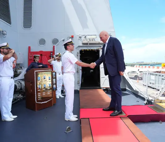 Crosetto incontra equipaggio Nave “Giovanni delle Bande Nere” della Marina Militare a Singapore
