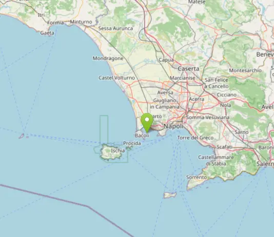 Terremoto all’alba ai Campi Flegrei, forte scossa di magnitudo 4.4 avvertita anche a Napoli. Scuole chiuse a Bacoli