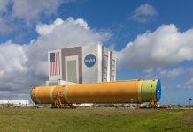 La sezione principale del razzo SLS destinato alla missione Artemis III è stata sollevata