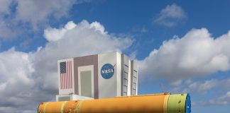 La sezione principale del razzo SLS destinato alla missione Artemis III è stata sollevata