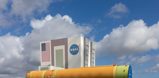 La sezione principale del razzo SLS destinato alla missione Artemis III è stata sollevata