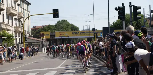 Giro d’Italia, Lavik vince in volata a Milano: è sua la 15esima tappa. Vingegaard resta in rosa