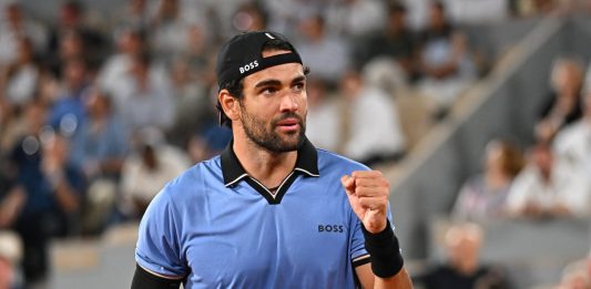 Emozioni azzurre al Roland Garros: Cobolli agli ottavi in scioltezza, Berrettini dopo oltre cinque ore. In campo Arnaldi
