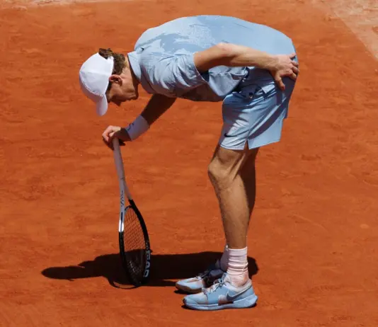 Sinner eliminato al secondo turno del Roland Garros: malessere a un game dalla vittoria, Cerundolo vince al quinto set