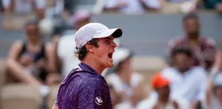 Djokovic saluta Parigi e il Roland Garros, Fonseca lo sconfigge in rimonta e vola agli ottavi