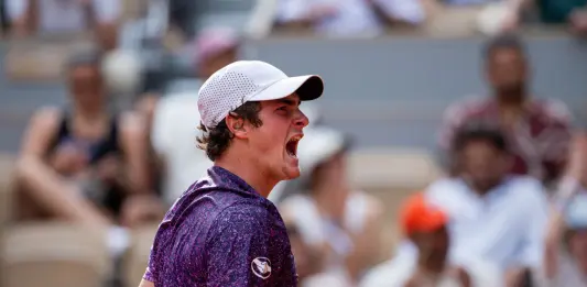 Djokovic saluta Parigi e il Roland Garros, Fonseca lo sconfigge in rimonta e vola agli ottavi