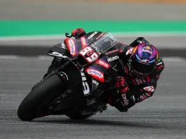 Martin vince la sprint del Gp di Francia, Bagnaia conquista la pole. Marquez cade e si frattura il piede